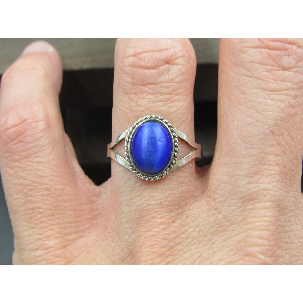 Size 8 Sterling Silver Worn Blue Cat's Eye Stone Band Ring